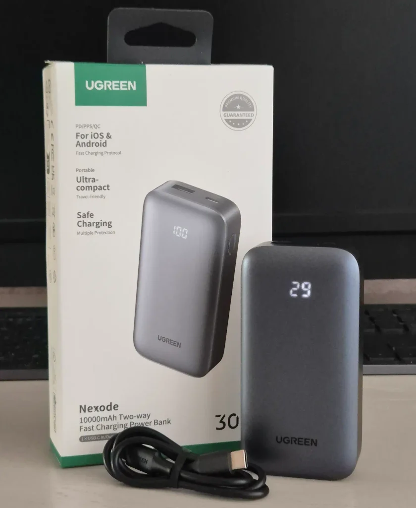 Компактний матовий корпус повербанка Ugreen 30W у сірому кольорі